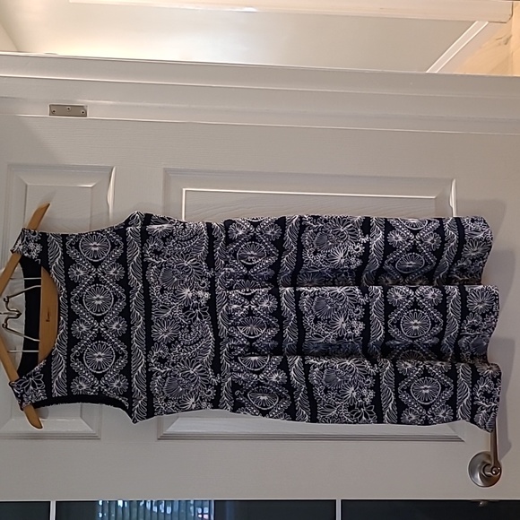 Sleeveless dress - Picture 1 of 4